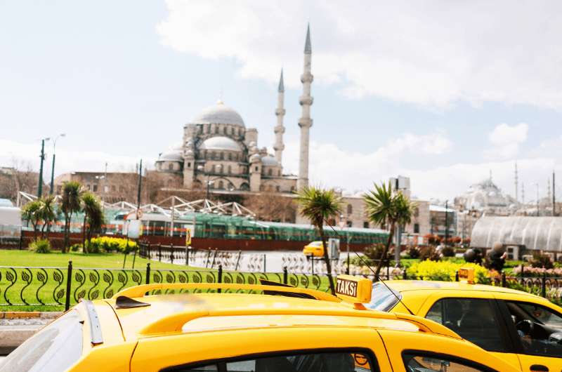 Taxis near a mosque in Istanbul, choosing an area to stay in in Istanbul