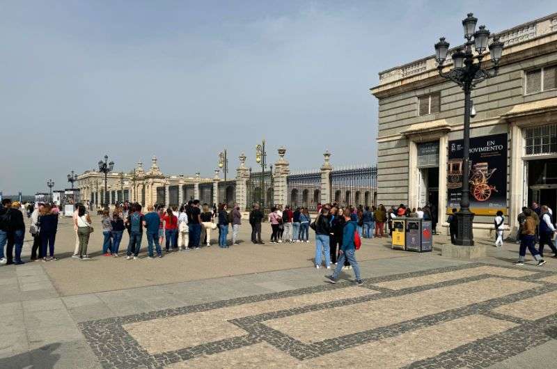 Queue to Madrid Palace, itinerary, photo by Next Level of Travel