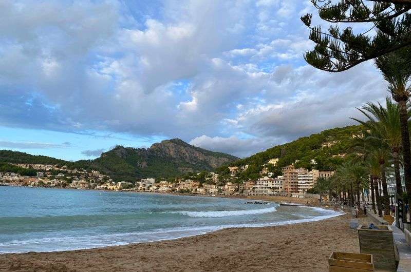 Beach in Port de Soller, Palma de Mallorca, photo by Next Level of Travel