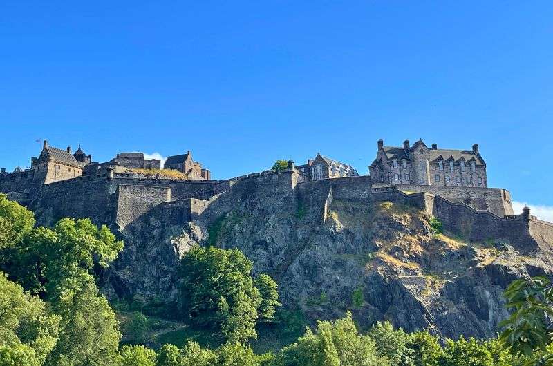 Edinburgh castle, one of the stops on the 1-day Edinburgh itinerary, photo by Next Level of Travel