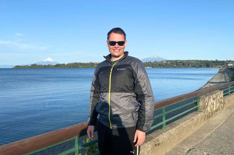 smiling traveller at Lake Pucón, photo by Next level of travel