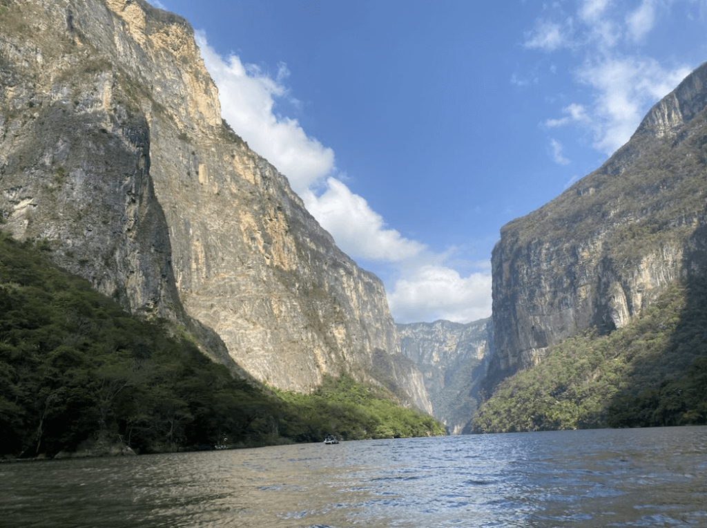 Visiting Sumidero Canyon is the best thing to do in Tuxtla Gutiérrez.