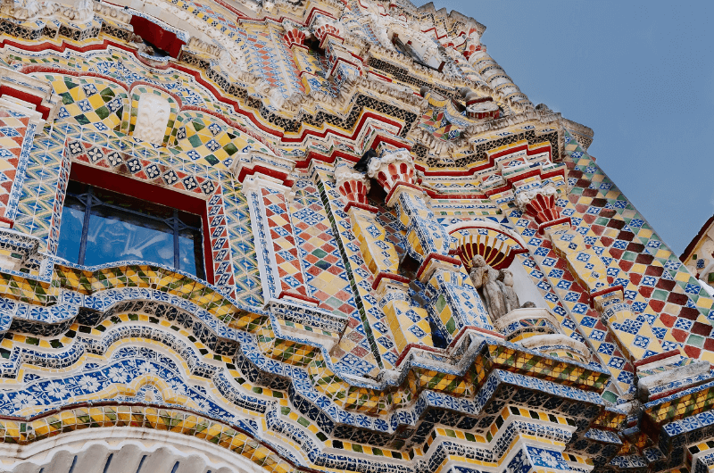 San Francisco Acatepec with a very colorful facade, one of the best Puebla attractions