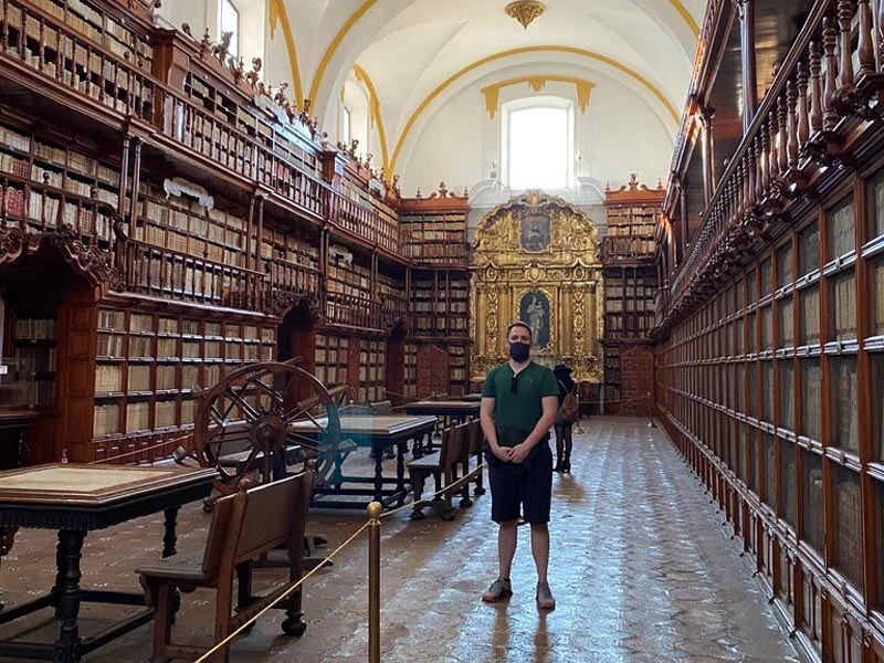 Me in Biblioteca Palafoxiana, one of Puebla attractions 